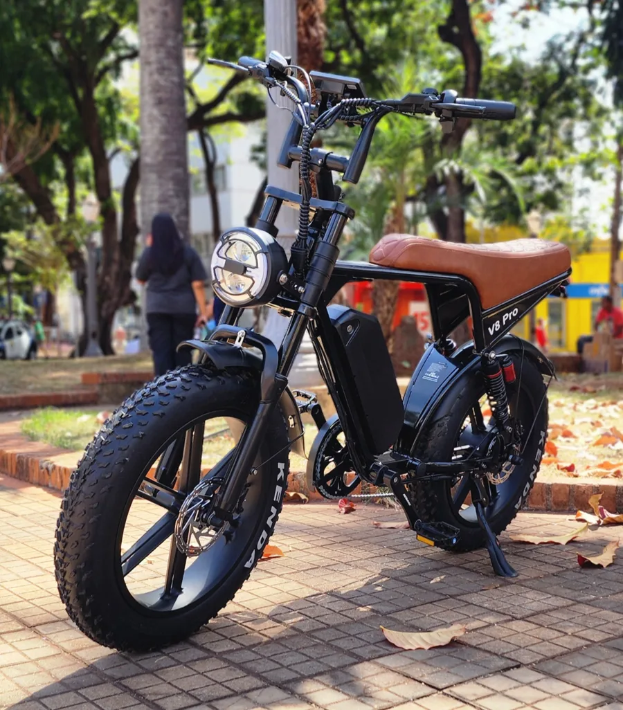 Bike elétrica V8 Pro preta com pneus fat e banco caramelo